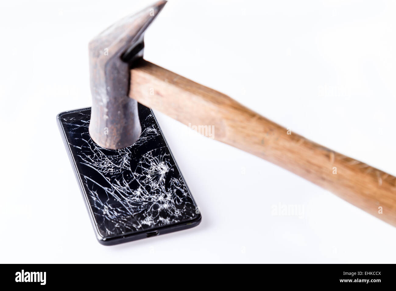 разбить айфон молотком. телефоны молотком. сломанный молоток. смартфон сломался молоток. телефоны молотком.