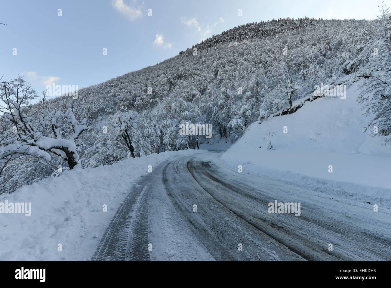 bend on road in snowy countryside Stock Photo