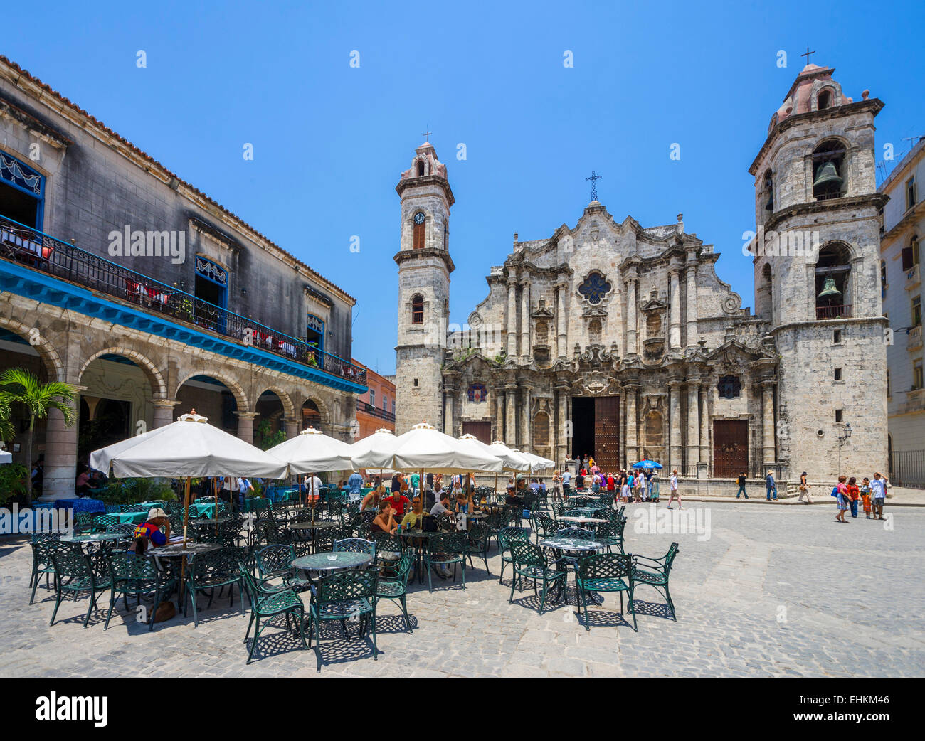 Havana Cathedral. Cafe in front of the Cathedral of The Virgin Mary of the Immaculate Conception, Plaza de la Catedral, Habana Vieja, Havana, Cuba Stock Photo