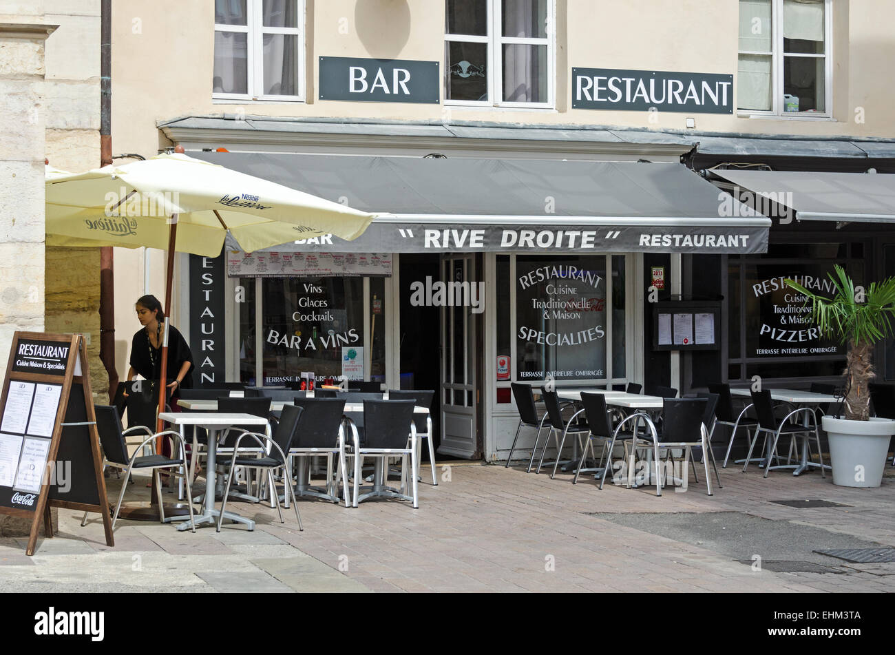 An outdoor dining area at the Rive Droit restaurant on the Place Saint-Vincent in Chalon-sur-Saône, Burgundy. Stock Photo
