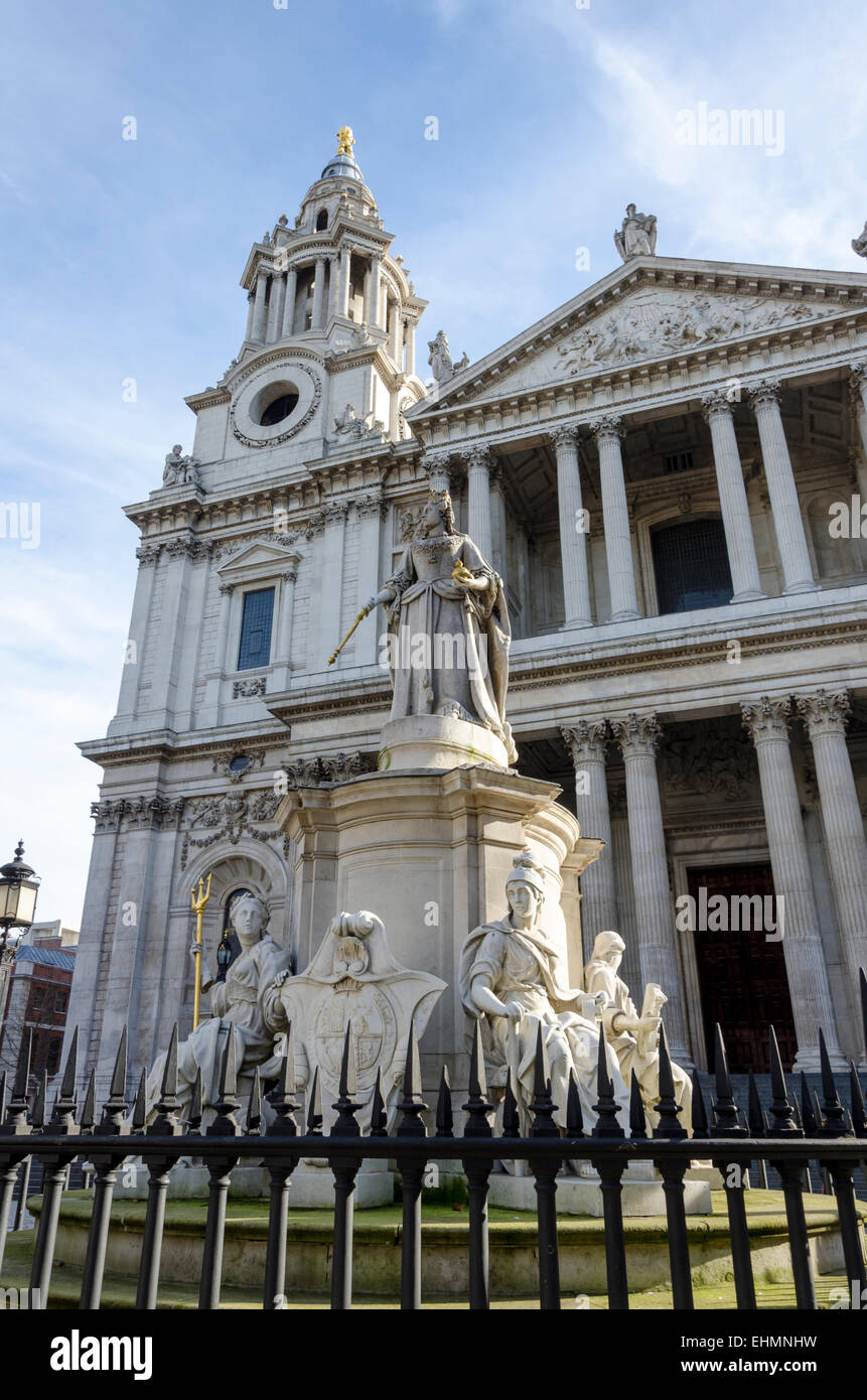 Statue of Queen Anne outside St Paul's Cathedral, London, UK Stock Photo