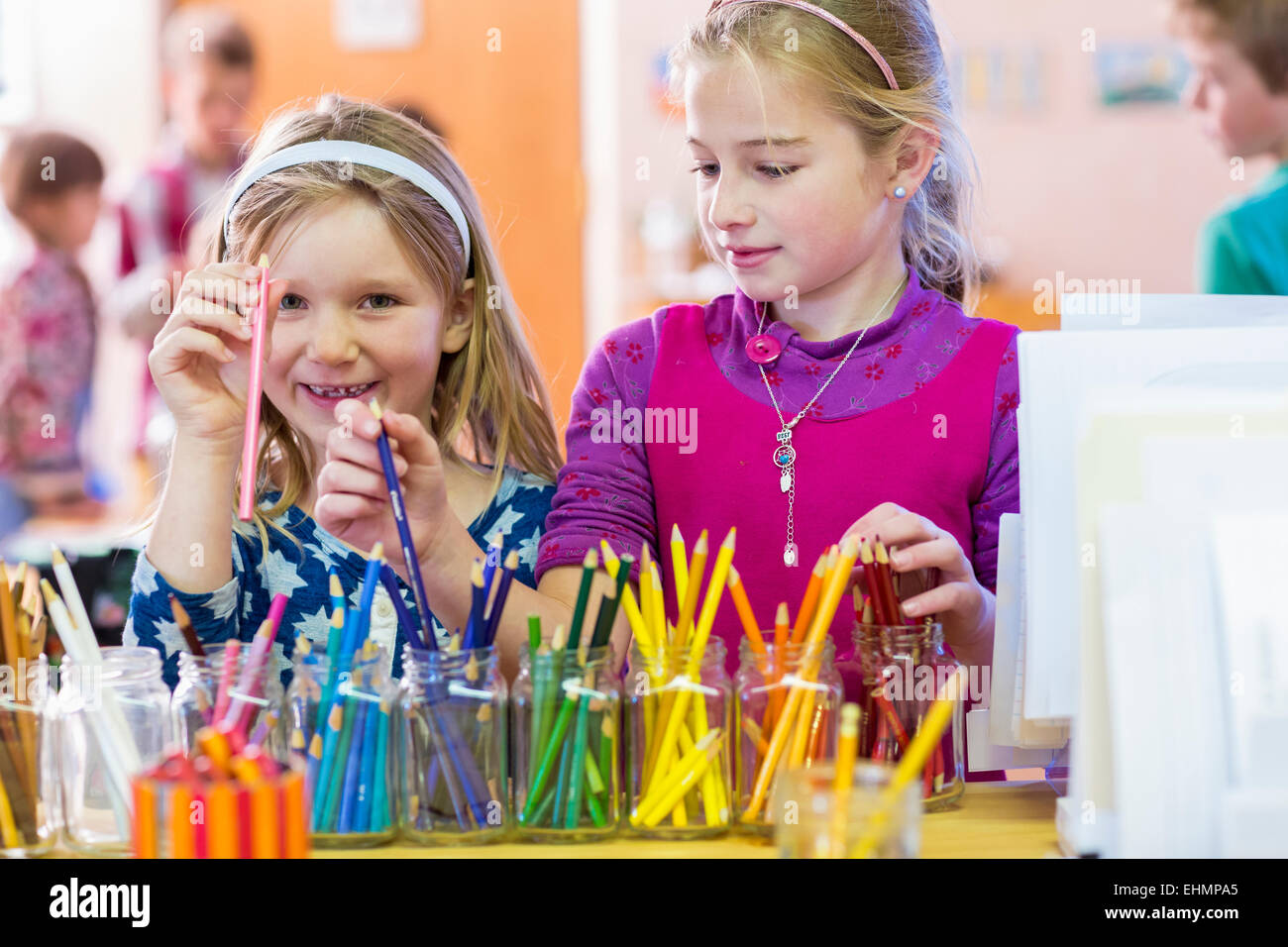 Elementary school girl with pencil hi-res stock photography and images ...