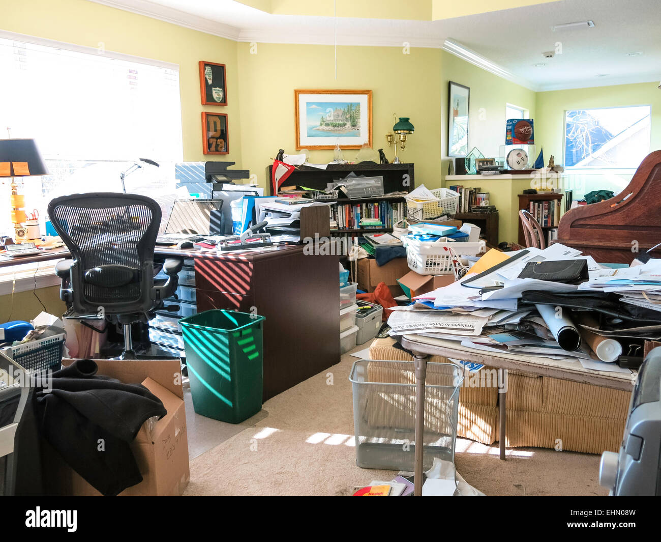 Messy office desk hi-res stock photography and images - Alamy