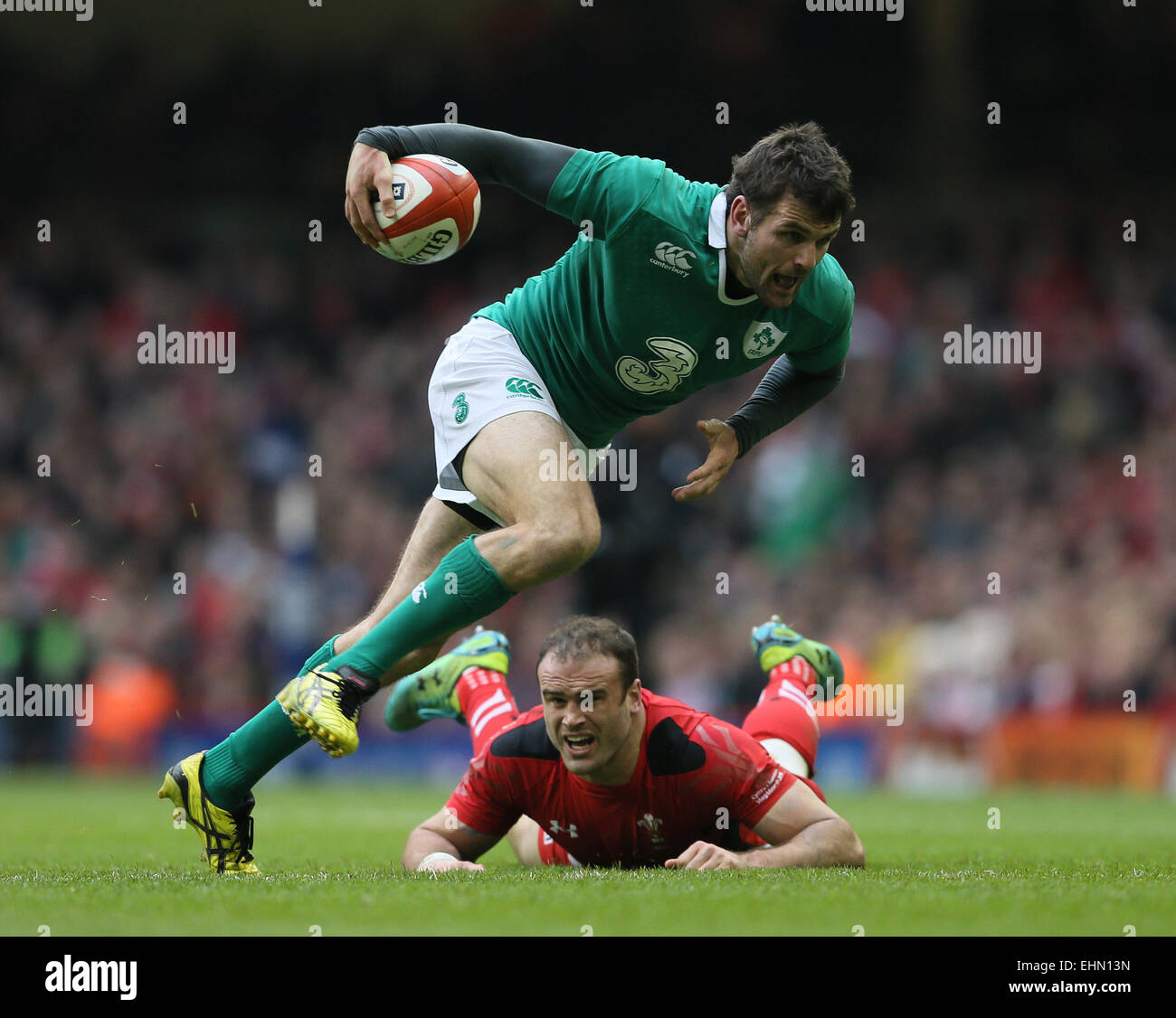 March 14, 2015 - Cardiff, United Kingdom - Jared Payne of Ireland escapes Jamie Roberts of Wales - RBS 6 Nations - Wales vs Ireland - Millennium Stadium - Cardiff - Wales - 14th March 2015 Stock Photo
