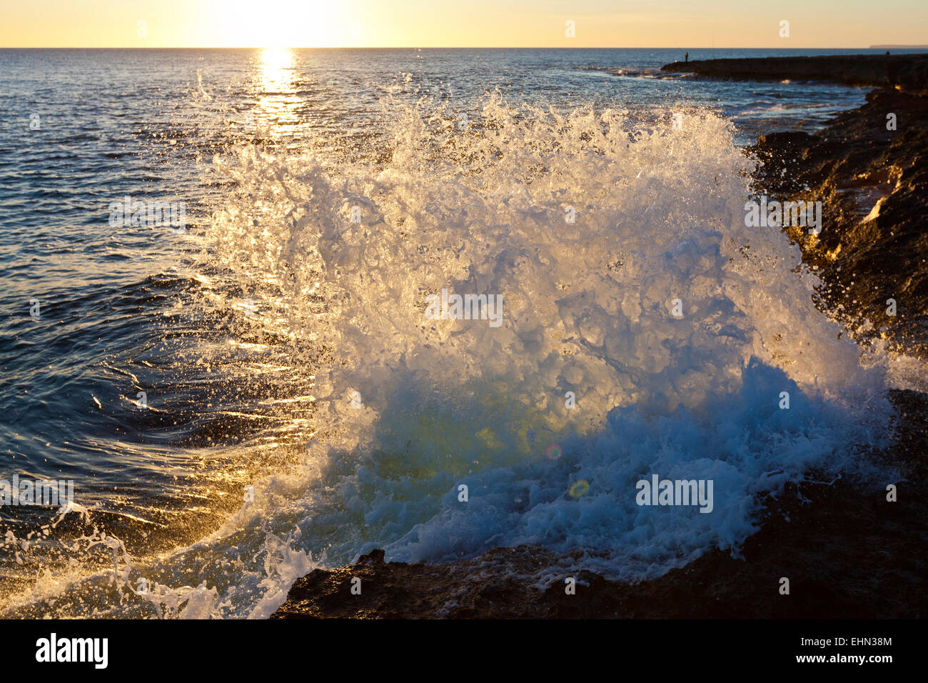 Ocean waves on rock shore hi-res stock photography and images - Alamy