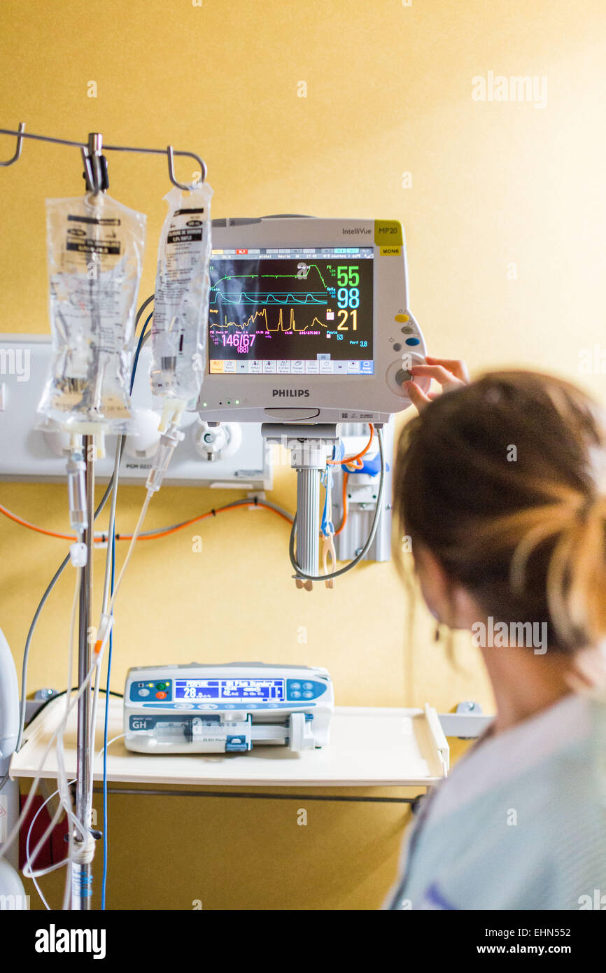 Cardiac monitoring on a stroke patient hospitalized in intensive care, Neuro-Vascular Unit (UNV) CHU Bordeaux. Stock Photo