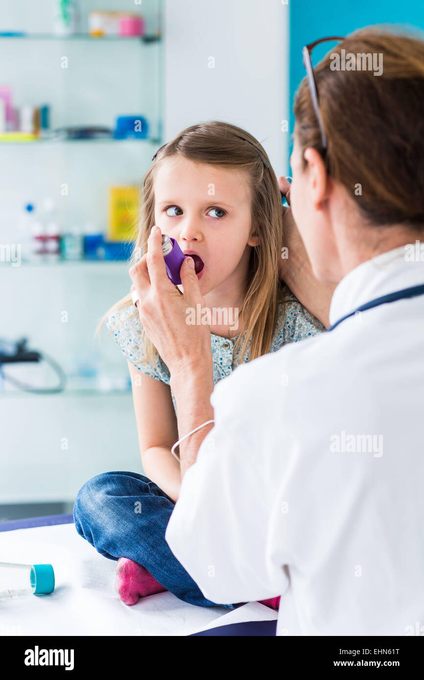 Asthma inhaler child hi-res stock photography and images - Alamy