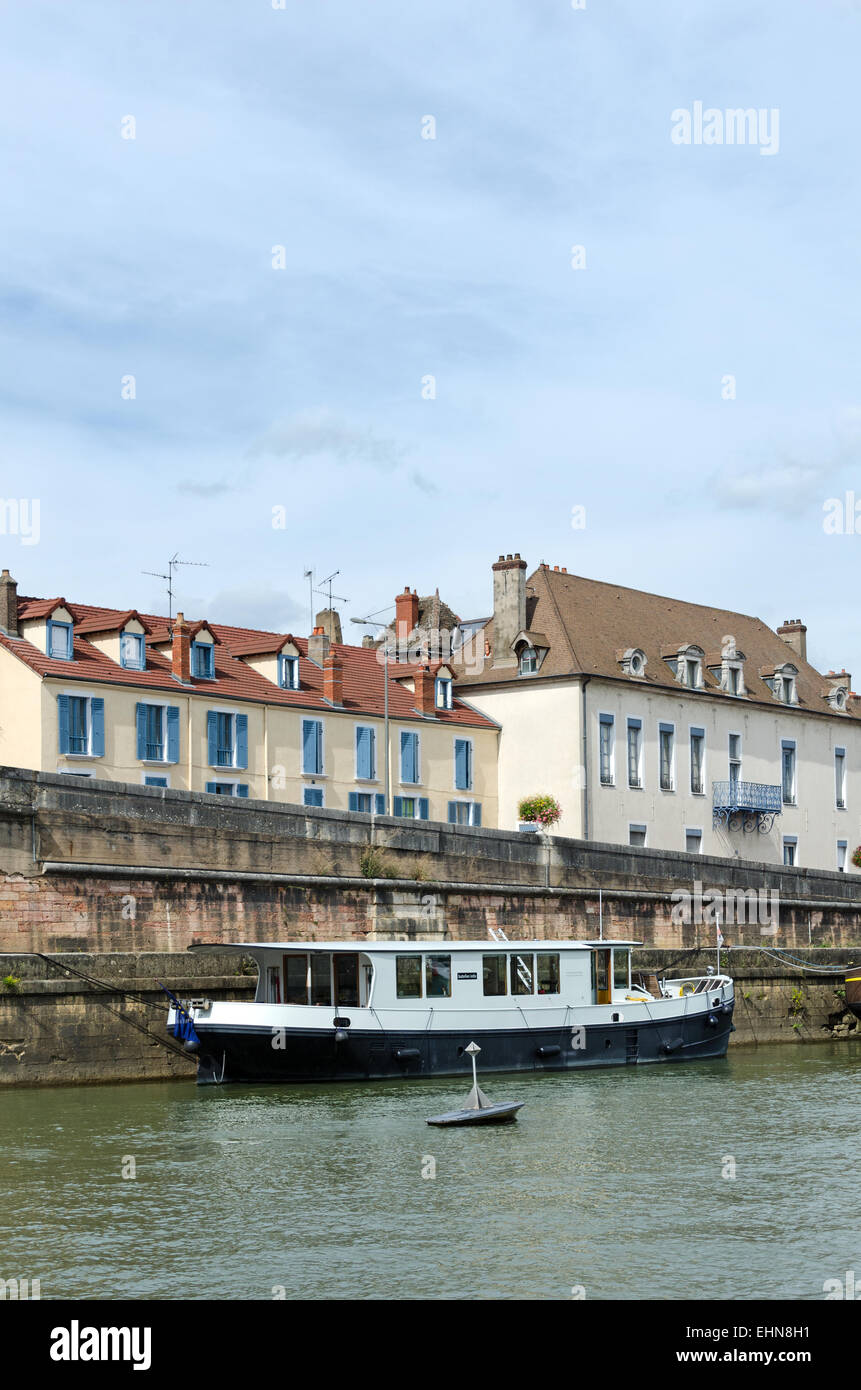 Canal boat docked just above the Pont Saint Laurent in Chalon-sûr-Saône, Burgundy, France. Stock Photo