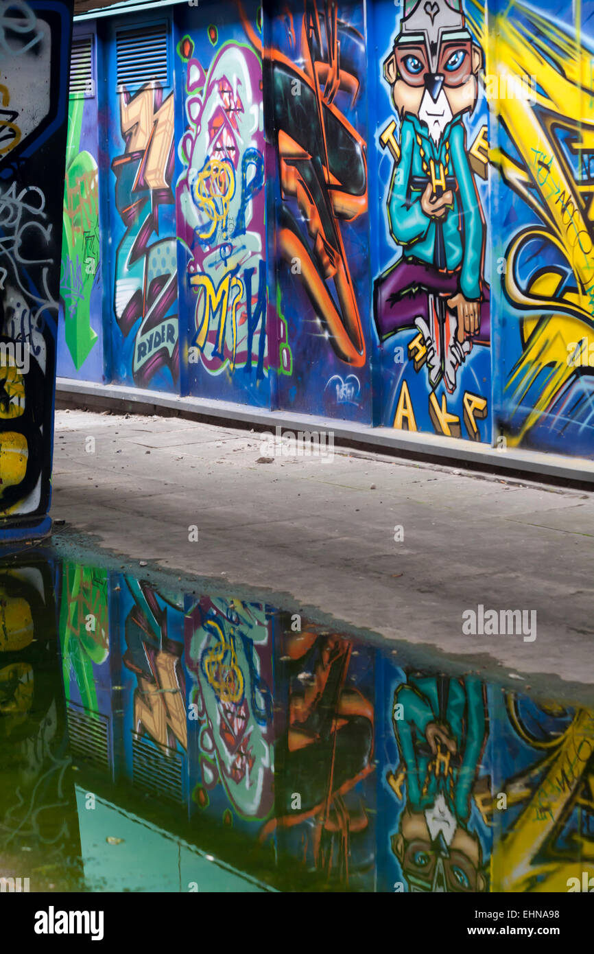 Colourful street art graffiti hi-res stock photography and images - Alamy