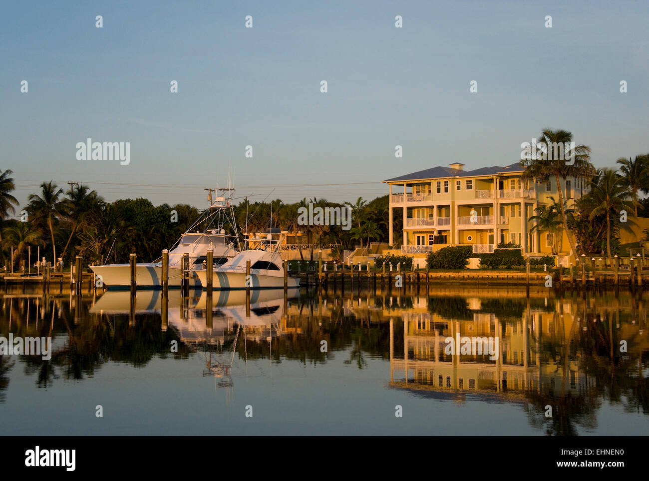 Houses with boats on slips intracoastal waterway at Conch Bar near