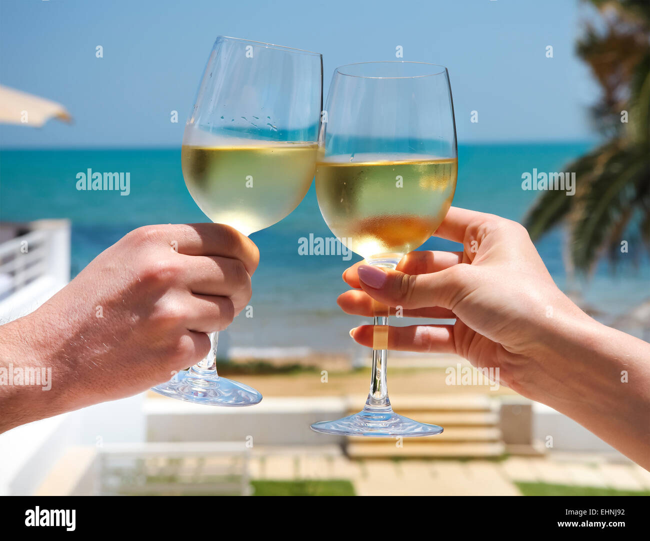 Clang glasses together hi-res stock photography and images - Alamy