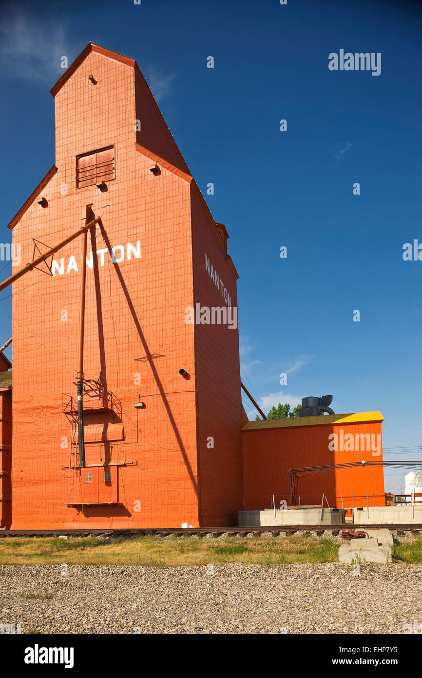 WOOD FRAMED GRAIN ELEVATORS NANTON ALBERTA CANADA Stock Photo Alamy