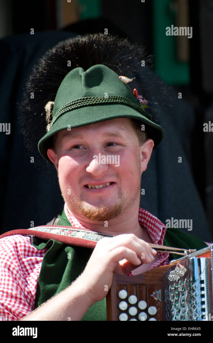 Mann mit Harmonika am Pfeifertag, Altausseee, Blaa-Alm, Salzkammergut, Styria, Austria Stock Photo