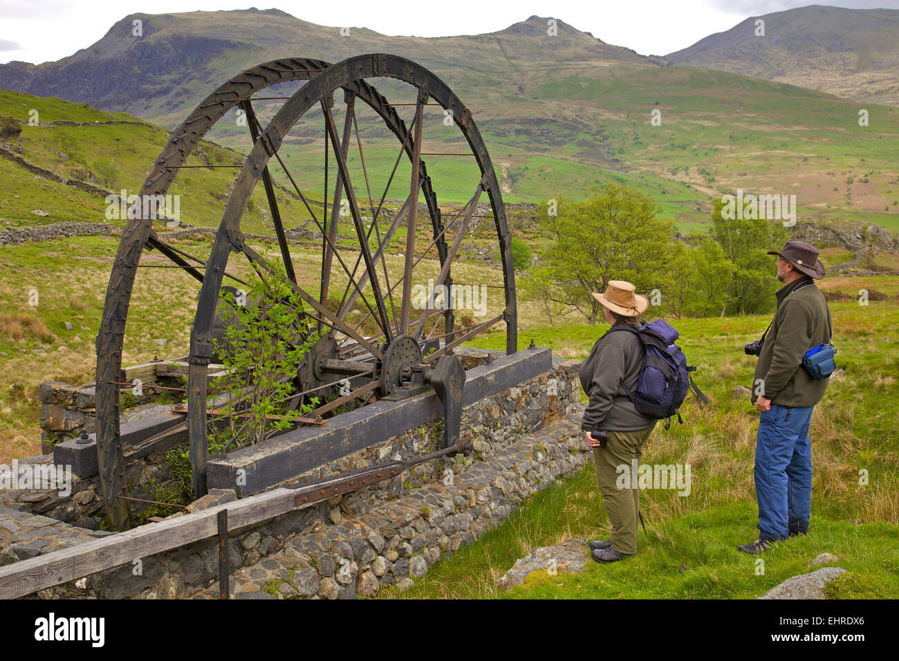 Gwynedd, Snowdonia, Cwm Pennant - disused copper mine at Cwm Ciprwth, restored pumping wheel Stock Photo