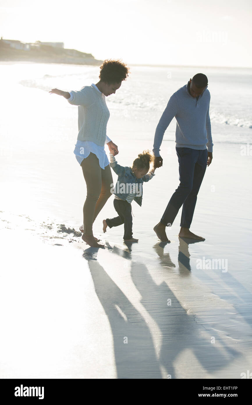 Family back beach hi-res stock photography and images - Alamy