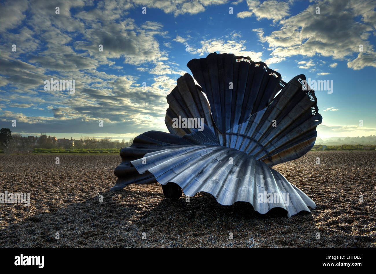The scallop, a sculpture  to celebrate Benjamin Britten by Maggi Hambling made in stainless steel, beach of Aldeburgh suffolk en Stock Photo
