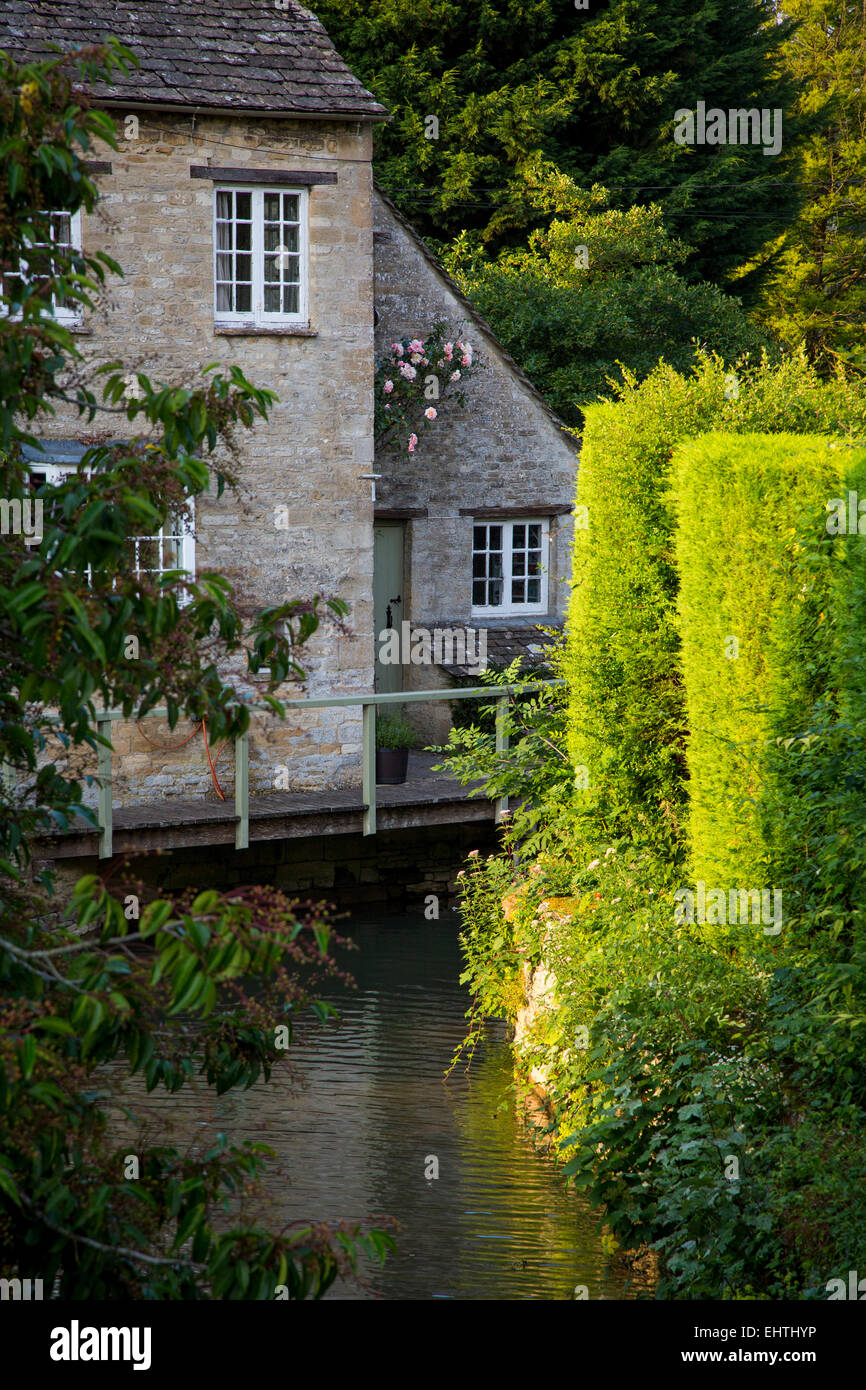 River Windrush winds it's way through town of Burford, the Cotswolds, Oxfordshire, England, UK Stock Photo