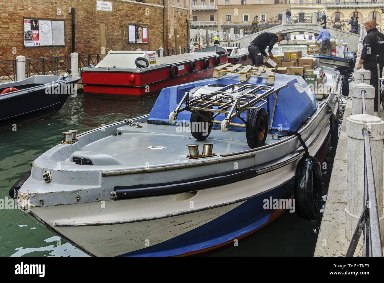 Unloading barges hires stock photography and images Alamy