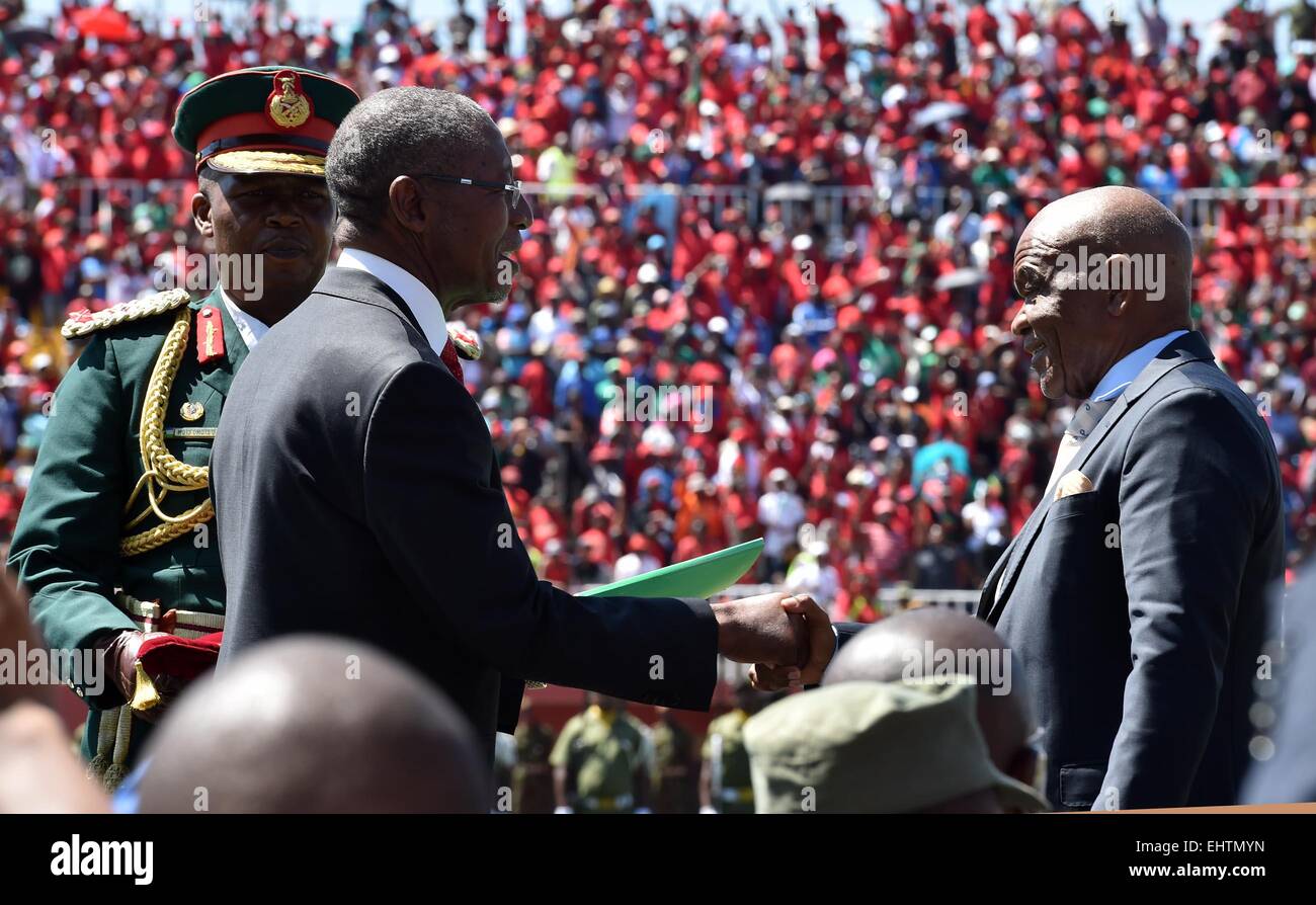 Maseru, Lesotho. 17th Mar, 2015. Lesotho's newly-elected Prime Minister Pakalitha Mosisili(C) shakes hands with the outgoing Prime Minister Thomas Thabane during the inauguration ceremony in Maseru, capital of Lesotho, on March 17, 2015. Lesotho's newly-elected Prime Minister Pakalitha Mosisili was inaugurated on Tuesday with a call for unity in the kingdom. Credit:  DOC/Elmond Jiyane/Xinhua/Alamy Live News Stock Photo