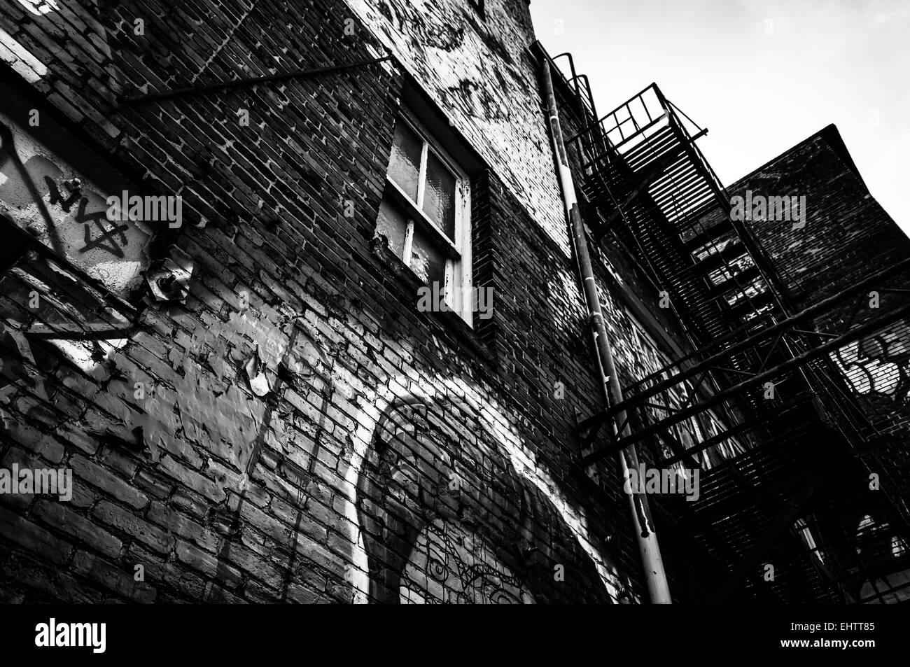 Graffiti dark alley Black and White Stock Photos & Images - Alamy