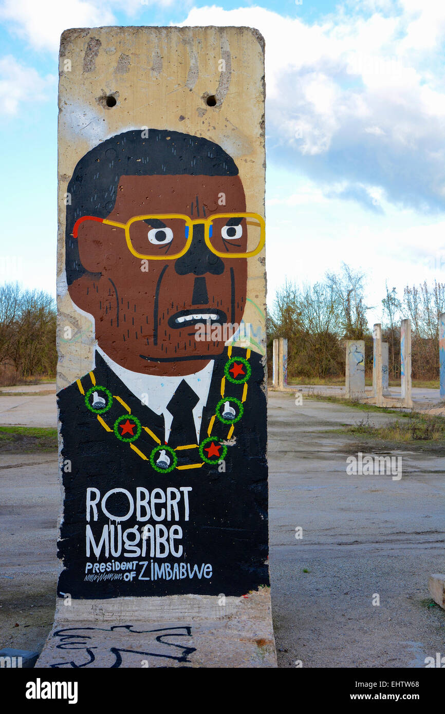 Mauerteil mit der Darstellung Robert Mugabe Stock Photo