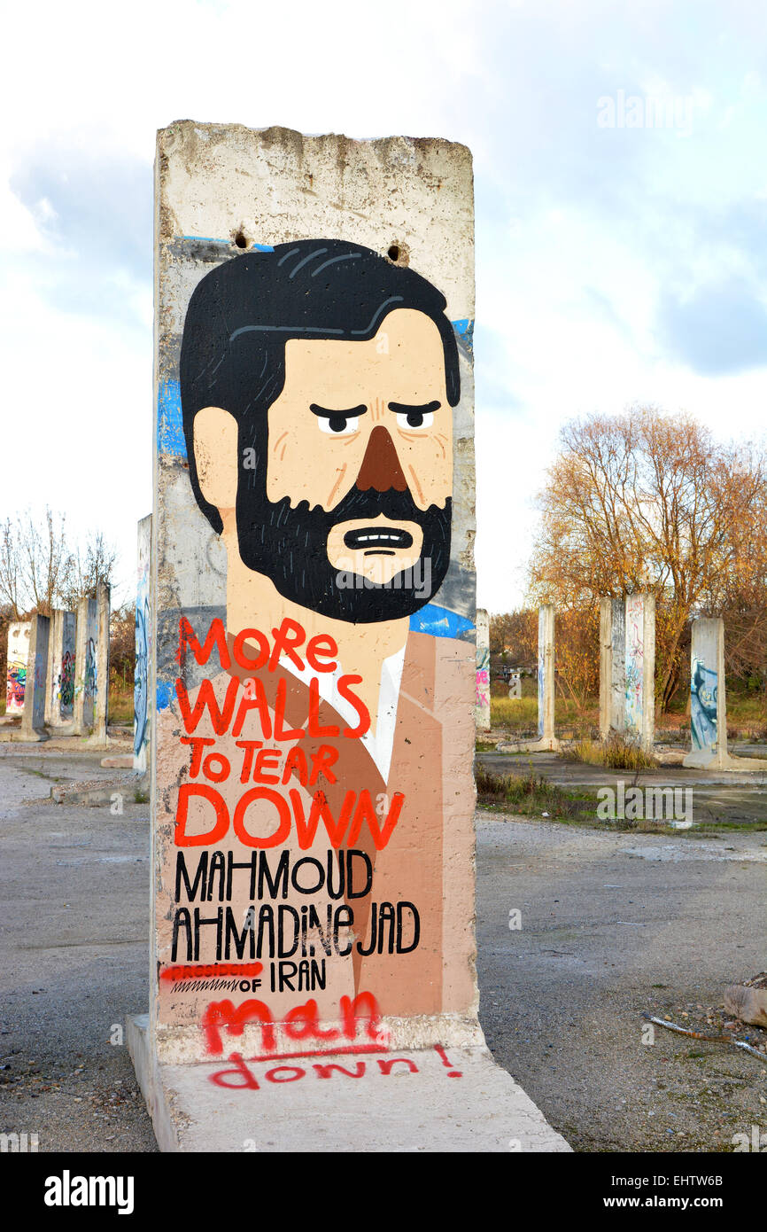 Mauerteil mit der Darstellung von Ahmadinejad Stock Photo