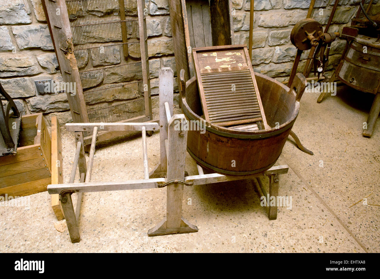 Washboard and tub (old washing machine Stock Photo Alamy