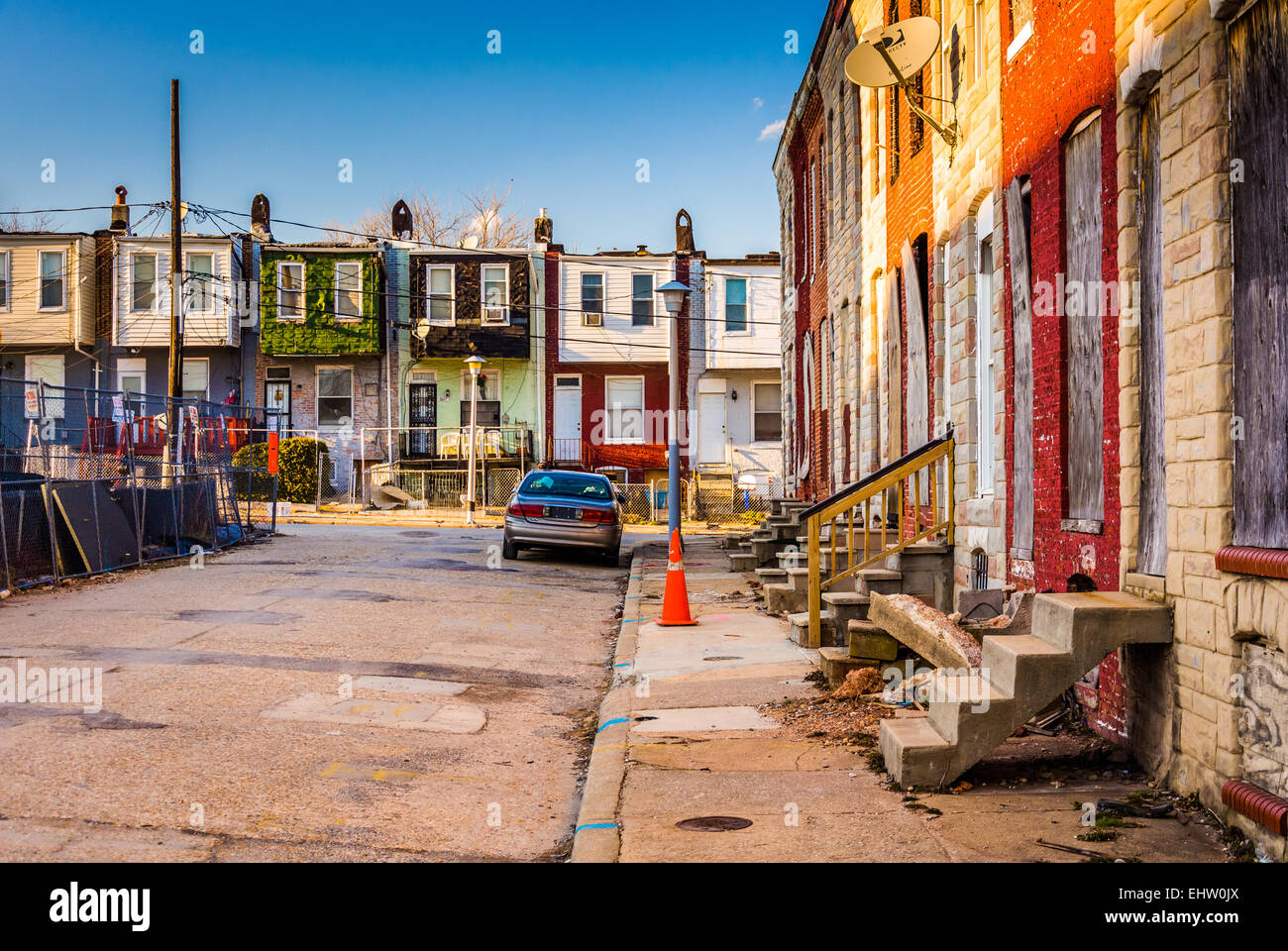 Baltimore row houses abandoned hi-res stock photography and images - Alamy