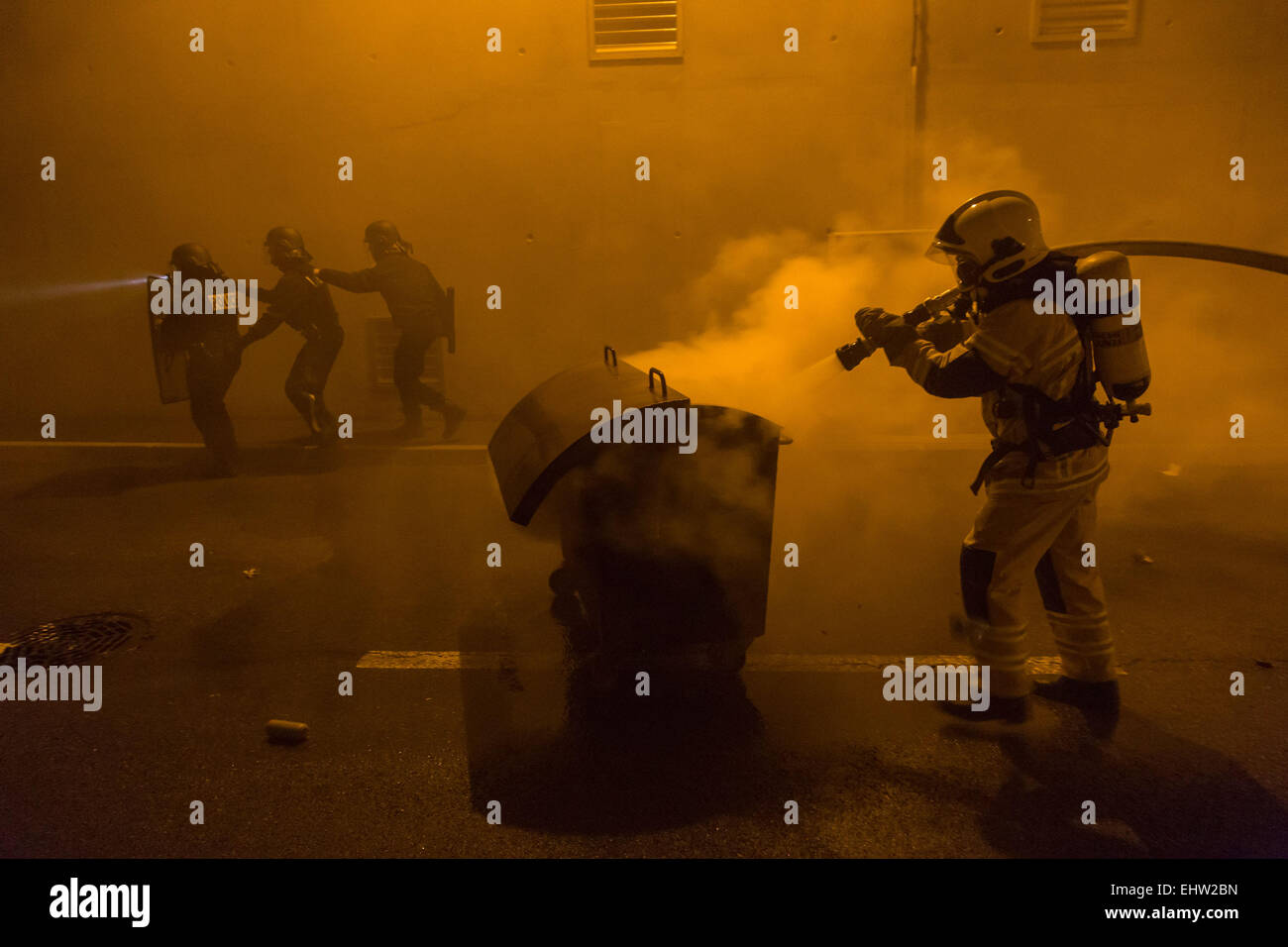 FIREFIGHTERS, POLICE, URBAN VIOLENCE Stock Photo - Alamy