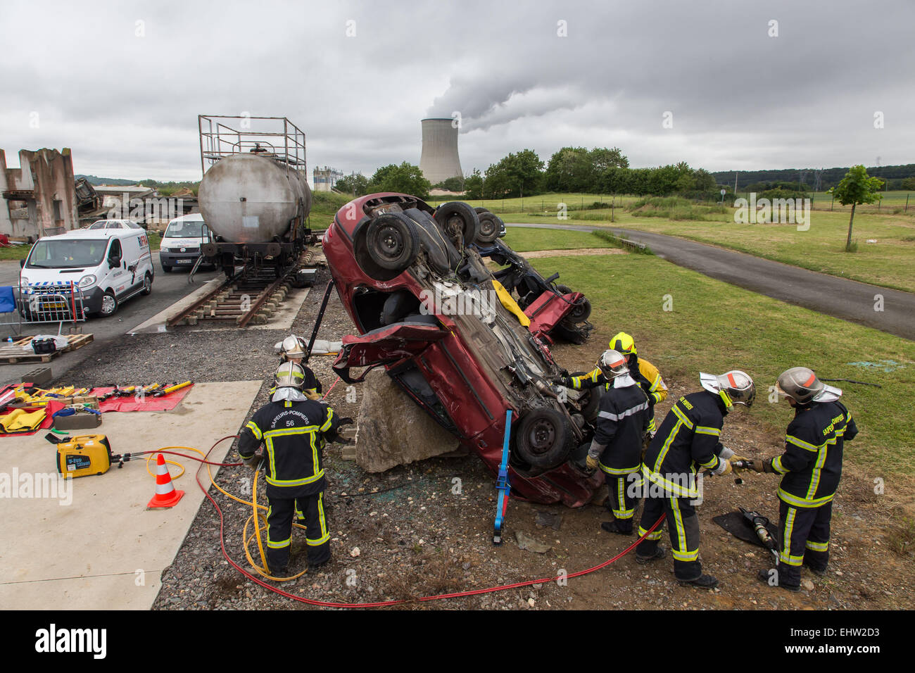 FIREFIGHTER TRAINING IN EXTRICATION Stock Photo - Alamy