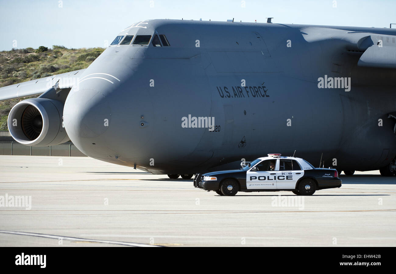 Us airport officers hi-res stock photography and images - Alamy