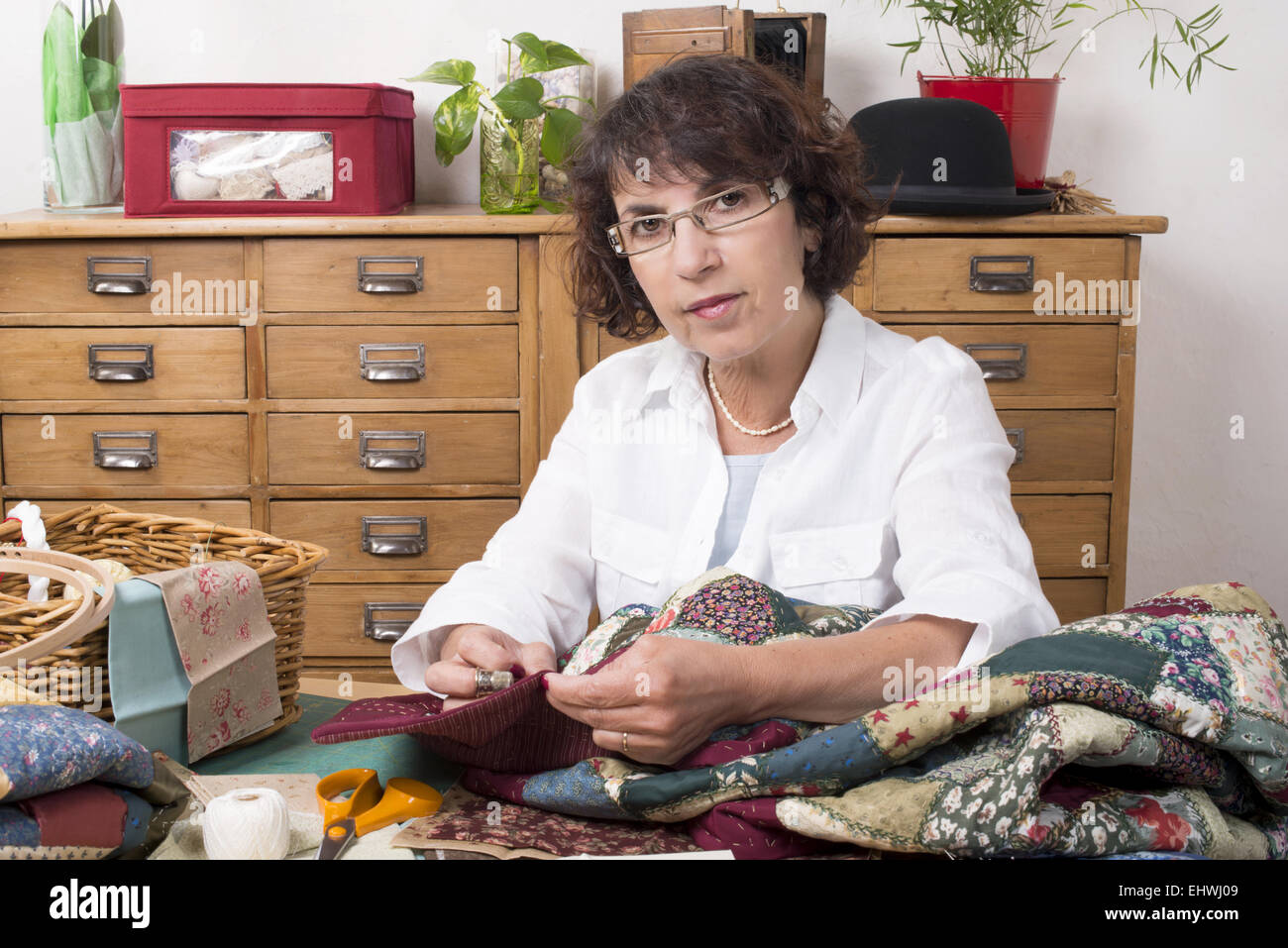 Mature woman by sewing and quilting in her home Stock Photo - Alamy