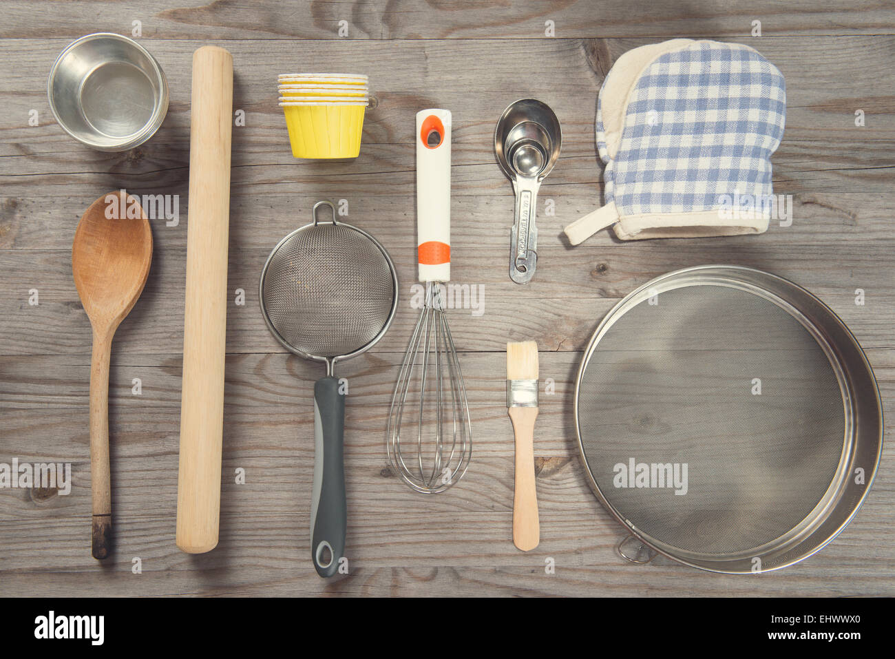 https://c8.alamy.com/comp/EHWWX0/various-baking-tools-arrange-from-overhead-view-on-wooden-table-in-EHWWX0.jpg