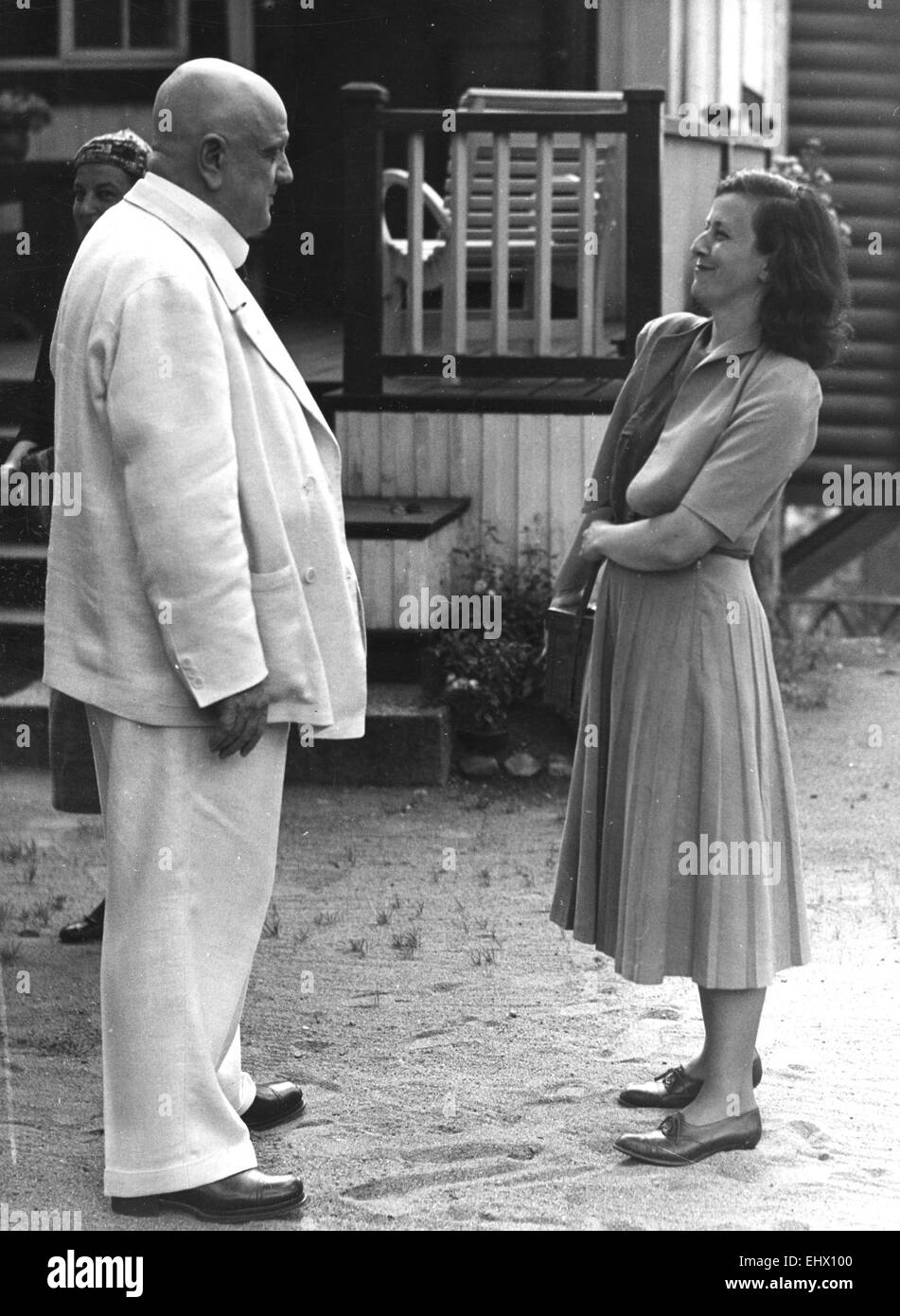 JEAN SIBELIUS (1865-1957) Finnish composer at his Jarvenpaa home in 1939 with a friend Stock Photo