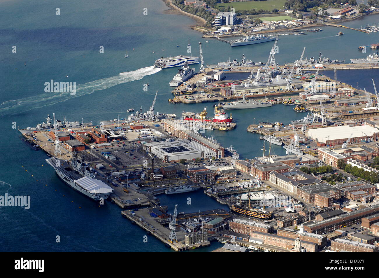 AJAXNETPHOTO. -  24TH AUGUST, 2011. PORTSMOUTH, ENGLAND. - NAVAL BASE, AIRCRAFT CARRIER INVINCIBLE ALONGSIDE (LEFT). PHOTO:JONATHAN EASTLAND/AJAX REF:D2X110209 1543 Stock Photo