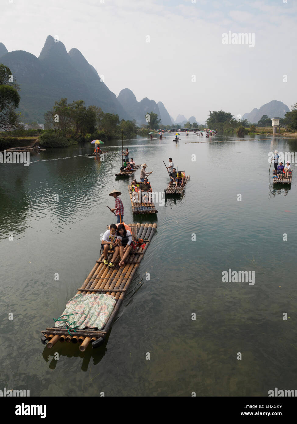 Bamboo raft with tourists on the Li river near Yangshuo, Guilin, China Stock Photo