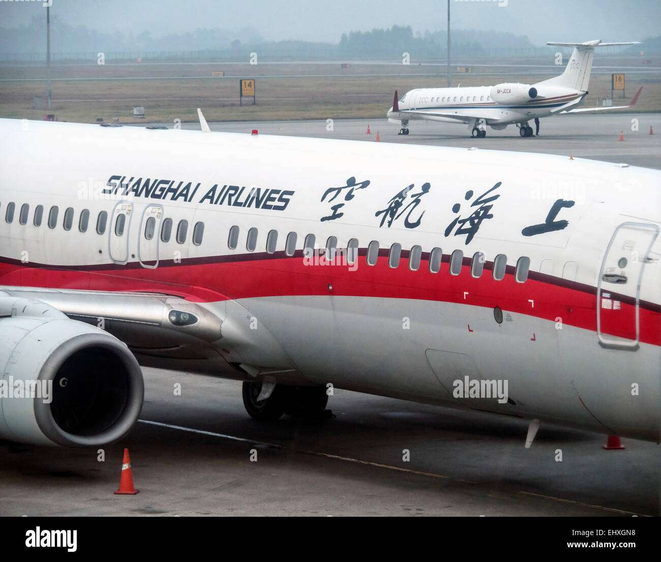 Shanghai airlines hi-res stock photography and images - Alamy