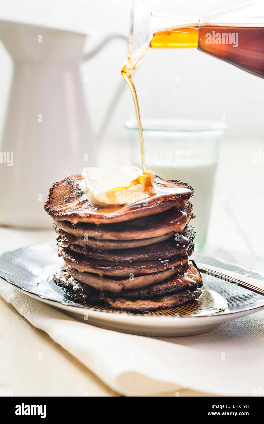 Pouring maple syrup on pancakes Stock Photo Alamy
