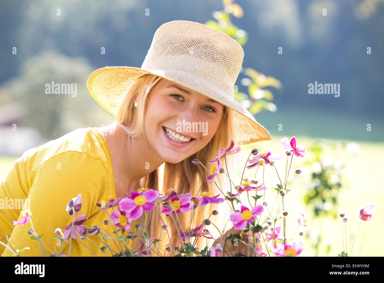 Portrait of smiling teenage girl wearing straw hat Stock Photo - Alamy