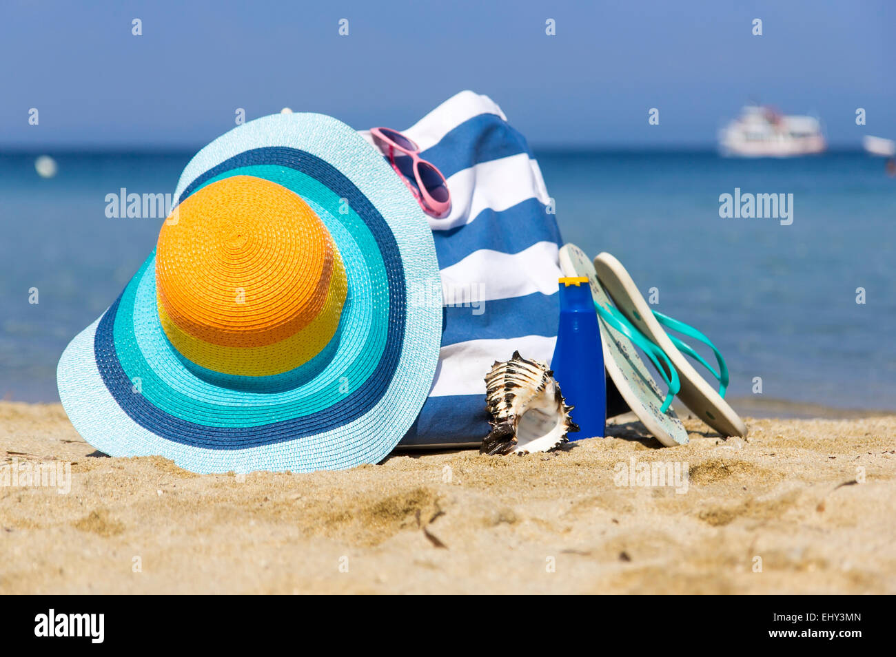 Colorful hat and bag on the beach Stock Photo - Alamy
