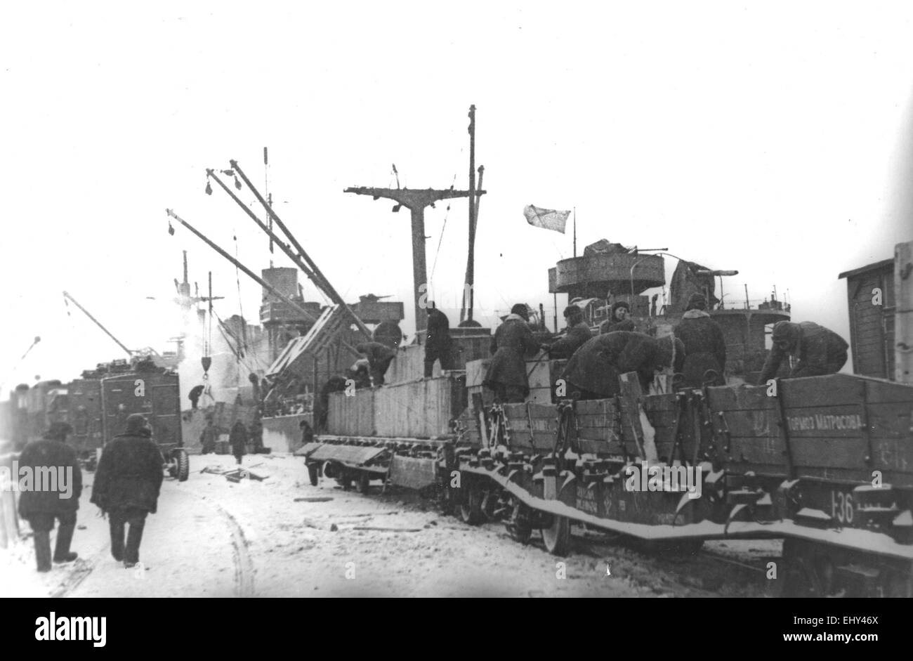 ARCTIC CONVOYS TO MURMANSK, RUSSIA. Loading arms and ammunition brought in by ships in the background in April 1943 Stock Photo