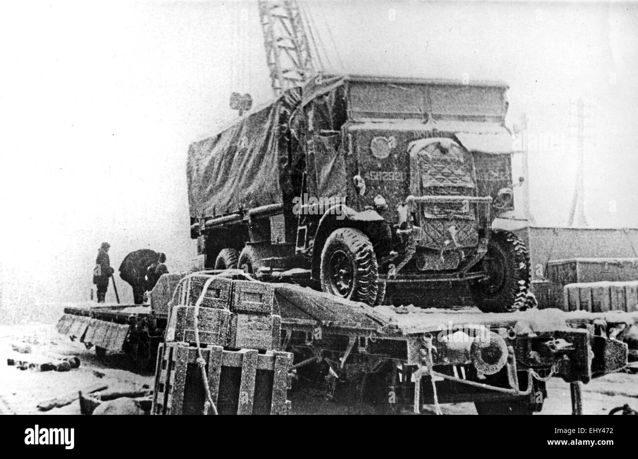 ARCTIC CONVOYS TO  RUSSIA. Unloading a British  AEC Matador Gun Tractor at Murmansk in 1943 Stock Photo