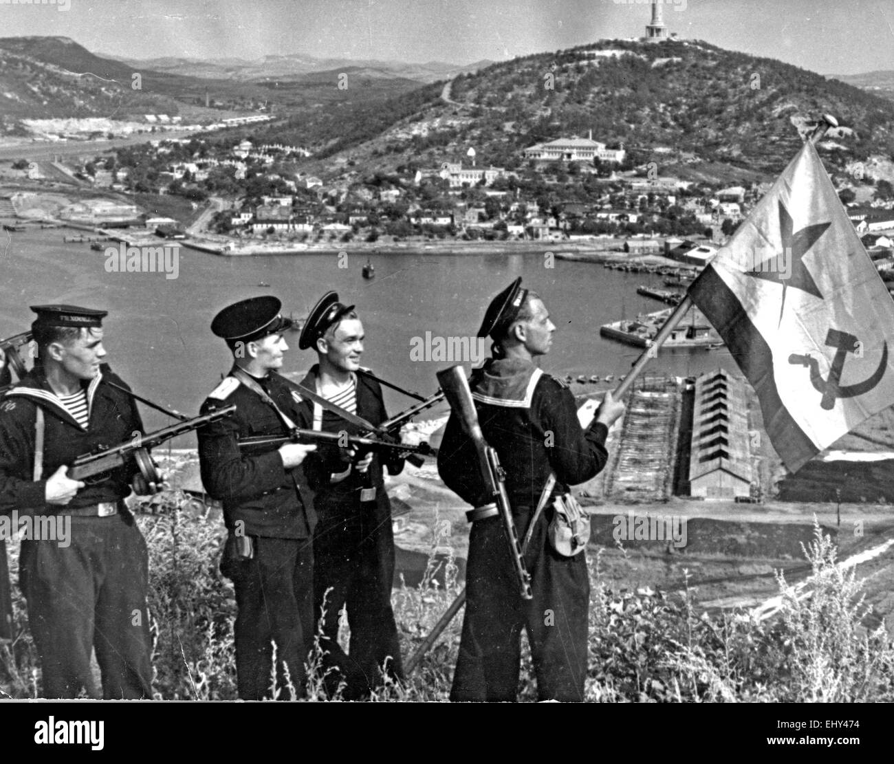 LANDING PARTY OF THE SOVIET PACIFIC FLEET raising a flag over Port Arthur in 1945 Stock Photo
