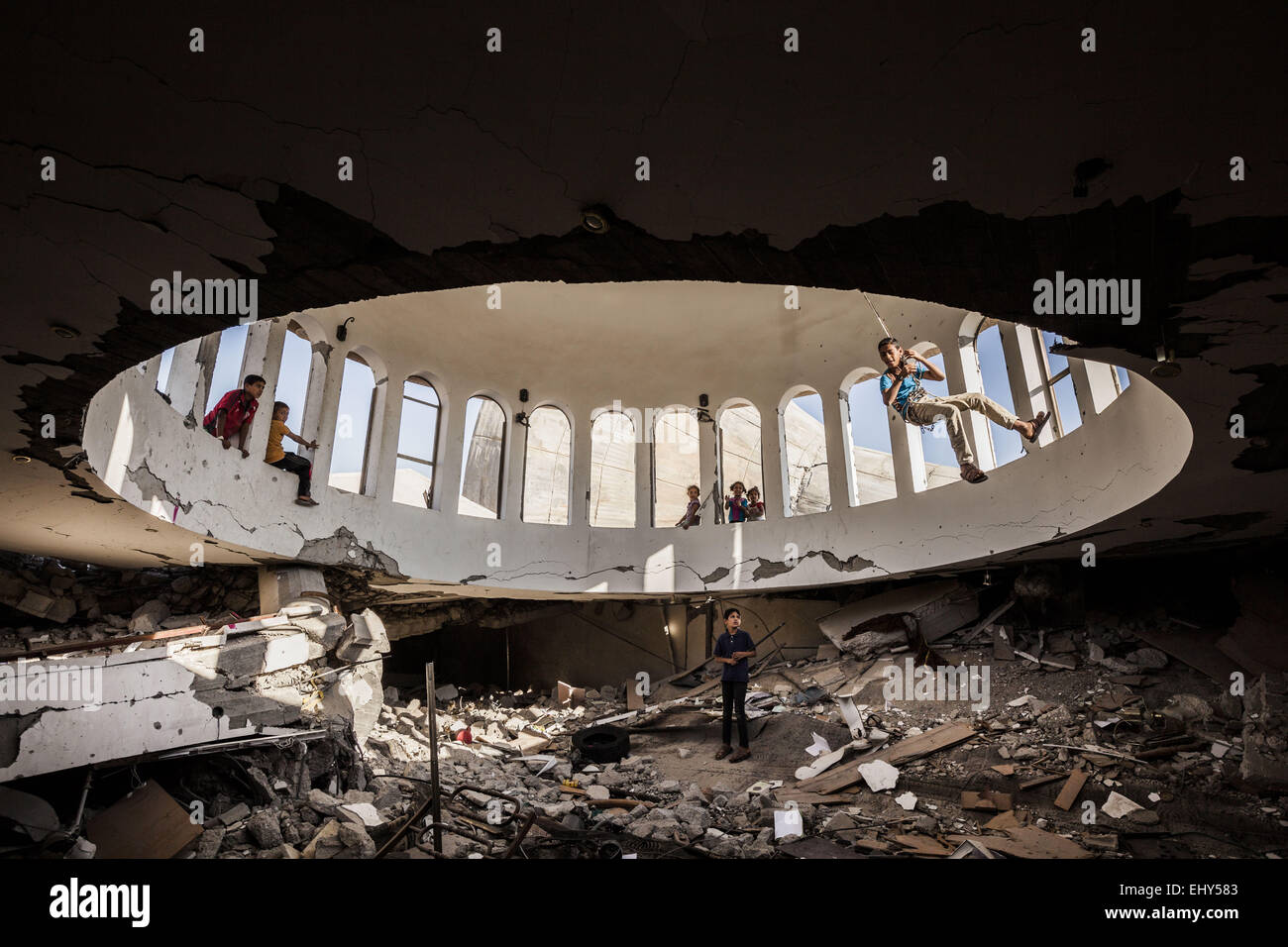 Khuzaa, Gaza, Palestinian Territories. 3rd Oct, 2014. Children play under the dome of the destroyed dome of the Ebad El Rahman mosque in Khuzaa in the south of Gaza. © Celestino Arce/ZUMA Wire/ZUMAPRESS.com/Alamy Live News Stock Photo