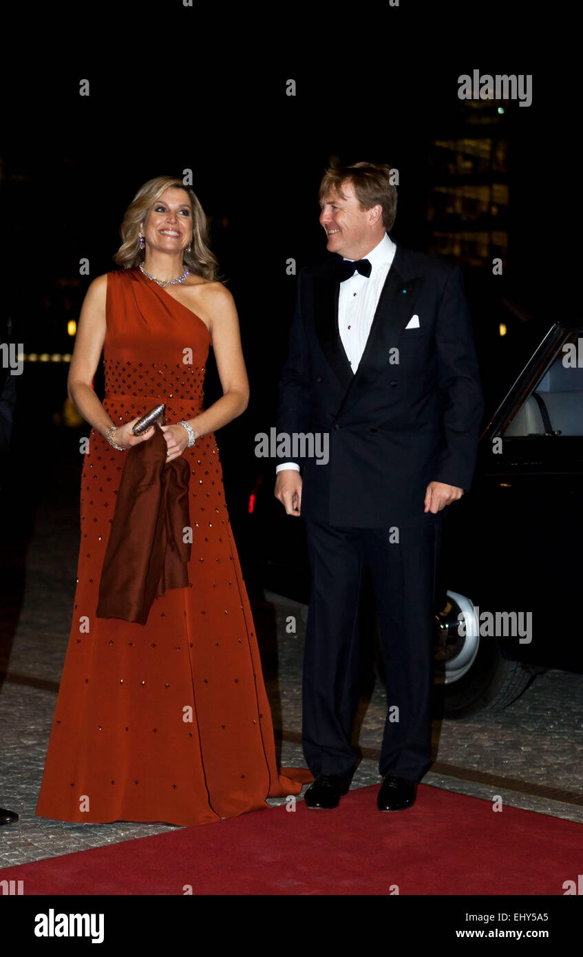 Copenhagen, Denmark. 18th March, 2015. Dutch King Willem-Alexander and Queen Máxima arrive to the Black Diamond in Copenhagen where they are hosting their return arrangement following the two days state visit, which ends this evening Credit:  OJPHOTOS/Alamy Live News Stock Photo