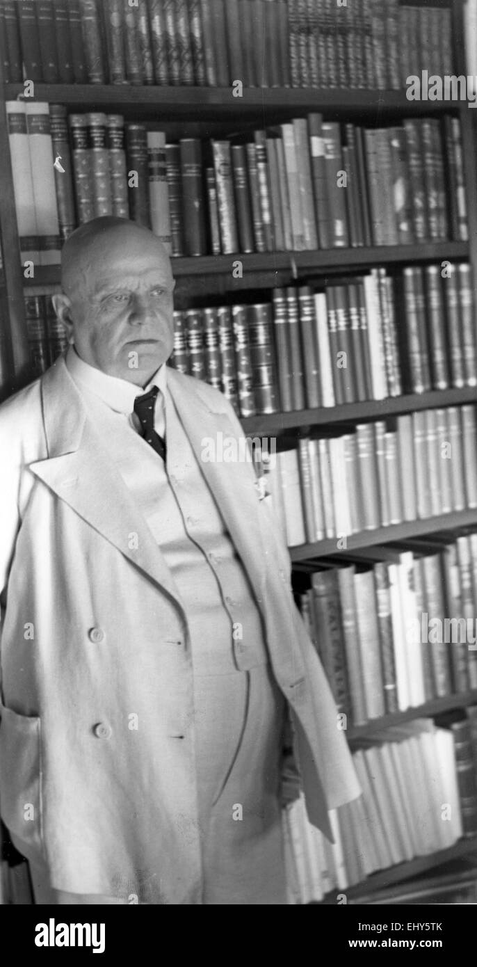 JEAN SIBELIUS (1865-1957) Finnish composer at his Jarvenpaa home in 1939 Stock Photo