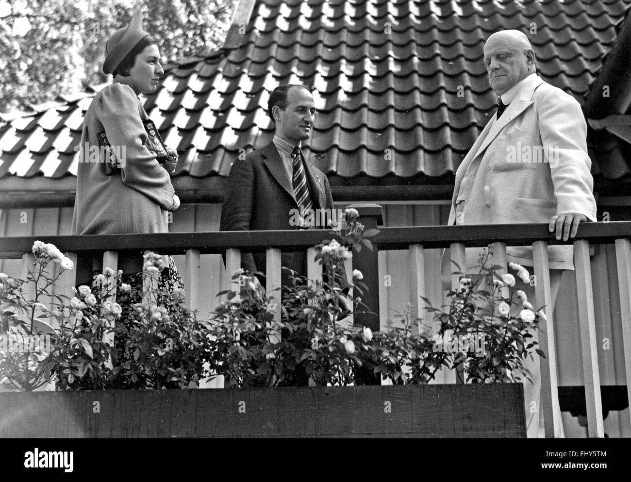 JEAN SIBELIUS (1865-1957) Finnish composer with visitors at his Jarvenpaa home in 1939 Stock Photo