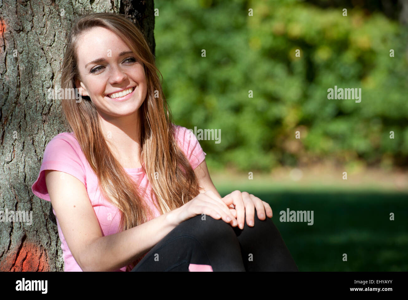 young brunette girl Stock Photo - Alamy