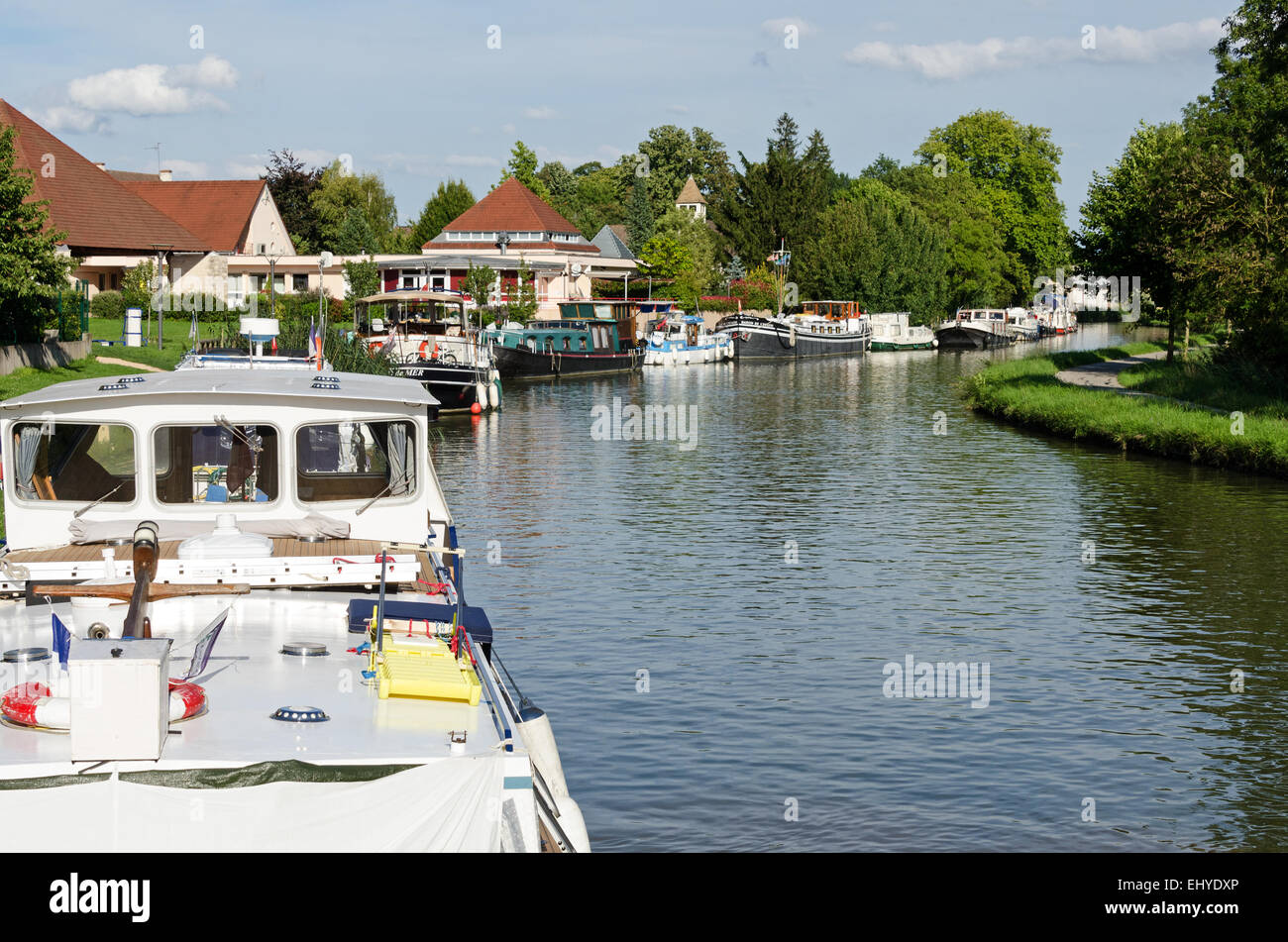 Boats lined up at the Port de Plaisance (marina) at Fragnes, on the Canal du Centre, Burgundy, France. Stock Photo