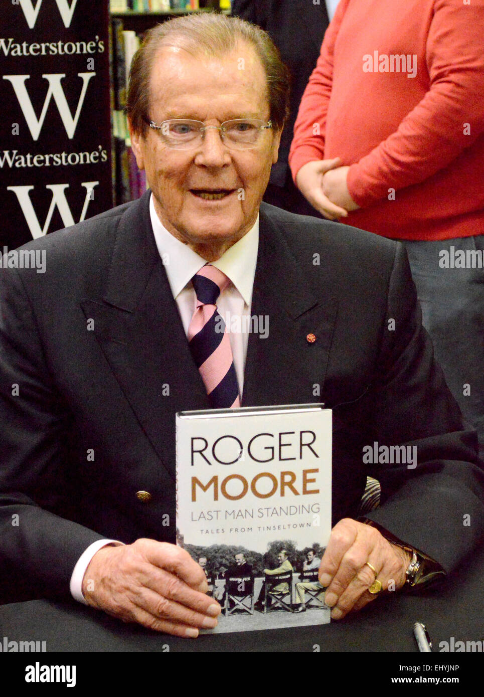 Sir Roger Moore Signs Copies Of His New Book Last Man Standing Tales From Tinseltown At Waterstones Kingston Featuring Sir Roger Moore Where Kingston United Kingdom When 13 Sep 14 Stock Photo Alamy